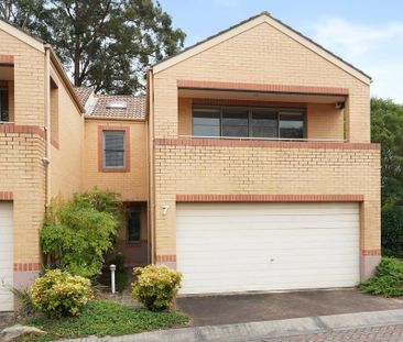 Spacious 3-Bedroom Townhouse in a Great Location with Pool Access - Photo 3