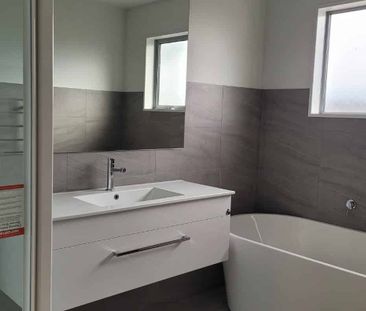 53 Whitehorn Drive, Lincoln - Photo 2