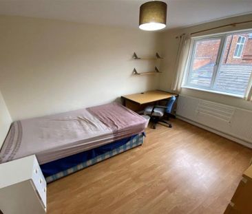 4 bedroom semi-detached house to rent - Photo 3