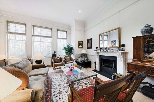 A charming three bedroom lateral flat situated on a popular street in the heart of Chelsea with access to communal gardens. - Photo 1