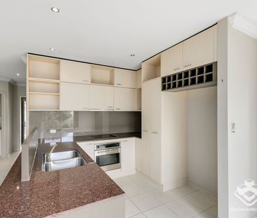 CENTRAL LOCATION - SPACIOUS 4 BEDROOMS TOWNHOUSE - Photo 6