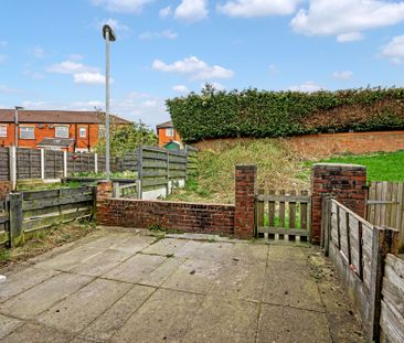 3 bed terraced house to rent in Third Avenue, Bury, BL9 - Photo 3