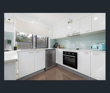 3-Bedroom Modern Townhouse With Private Courtyard & Shared Pool! - Photo 6