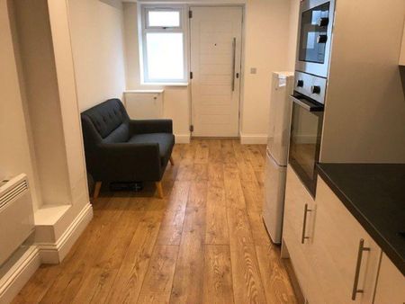 1 bedroom in a house share to rent - Photo 2