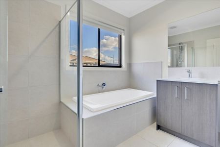 32 Adelong Boulevard Cobblebank VIC - Photo 5