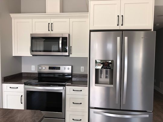 Beautiful Executive 4 Bedroom Home – Ladysmith TENANT PENDING - Photo 1