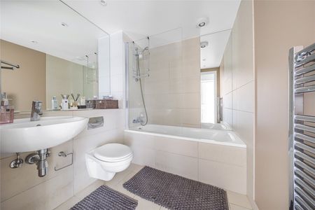 The Heart, Walton-on-Thames, Surrey, KT12 - Photo 2