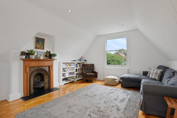 3 Bed Flat, Barrowgate Road, W4 - Photo 1