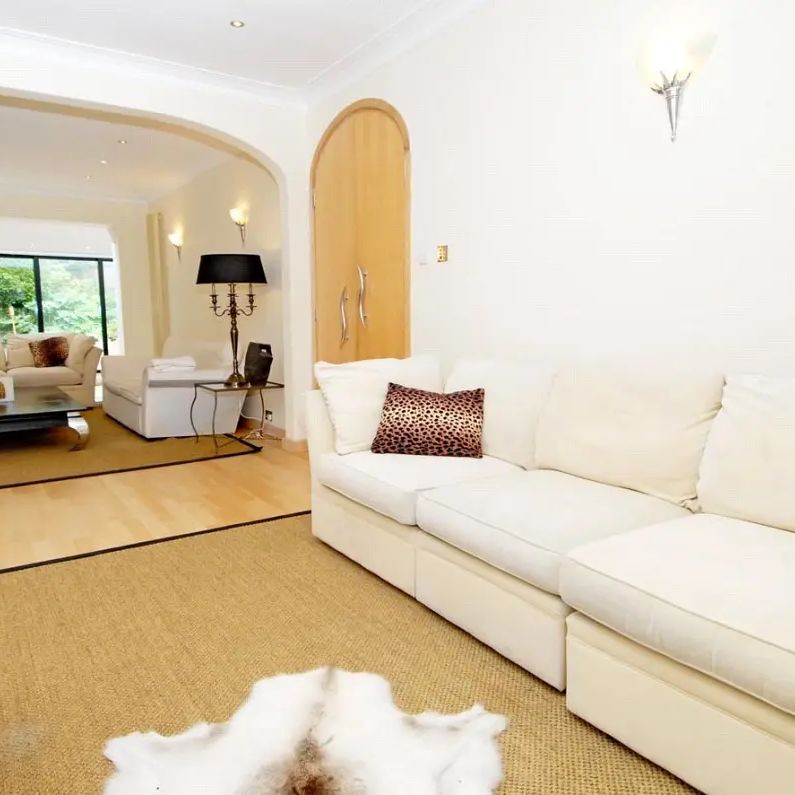 5 bedroom house in London - Photo 1