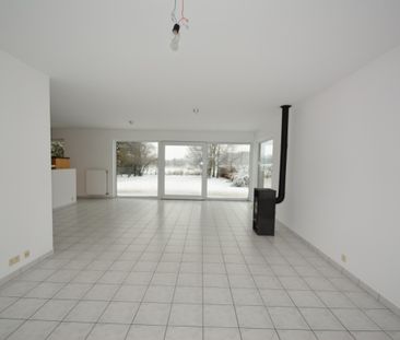 Ruime en lichtrijke villa met 4 slaapkamers en garage. - Photo 2