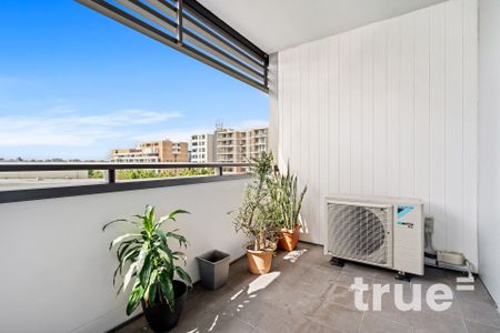LUXURIOUS EXECUTIVE RESIDENCE WITH SLIGHT WATER VIEWS BOASTING ULTRA MODERN FINISHES - Photo 2