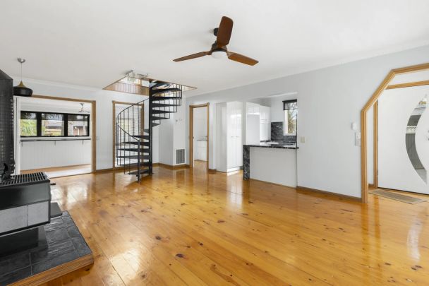 Stylish Family Home with Pool, Bar & Balcony in Prime Werribee Location! - Photo 1