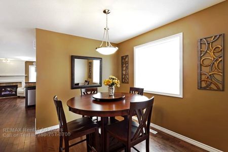 GREAT 3 BED, 2.5 BATH, 2 STOREY HALF DUPLEX W/ AN ATTACHED SINGLE GARAGE IN THE COMMUNITY OF MAPLE - Photo 3