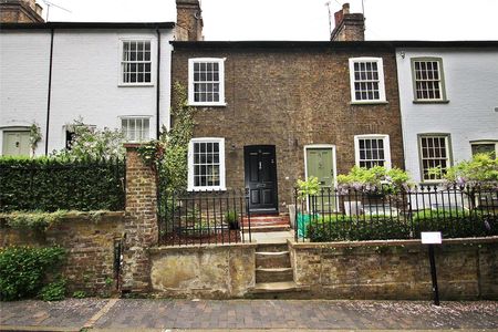 A beautiful Victorian cottage set across 3 floors, in the historical Roman city of St. Albans. Located approximately 0.2 miles from the town centre. - Photo 2