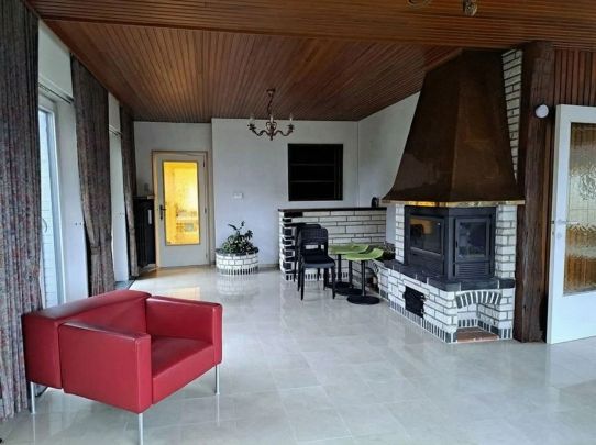 Villa met 4 slaapkamers, grote garage, veel parkeergelegenheid en een afgesloten tuin. - Foto 1