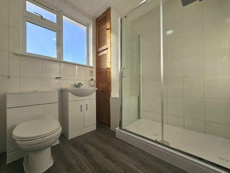 1 bedroom in a house share to rent - Photo 5