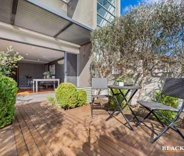 Single-Level Sophistication with Courtyard Elegance - Photo 2