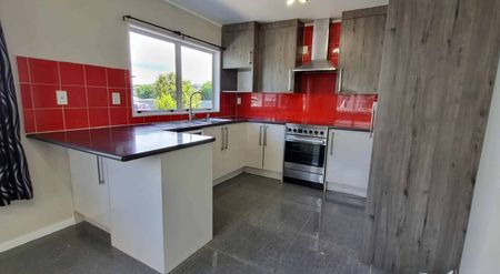 Spacious family home in a great location - Photo 4