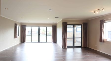 Large Family Living - Photo 5