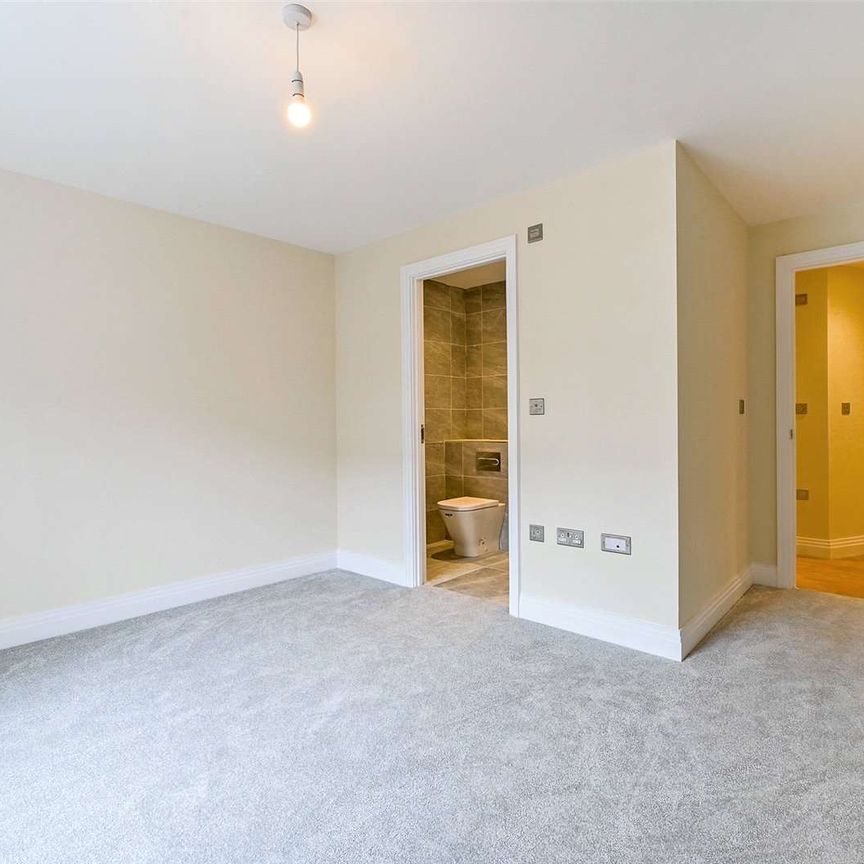 A brand new first floor two bedroom apartment with a wonderful terrace in the heart of Windsor Town centre. - Photo 1