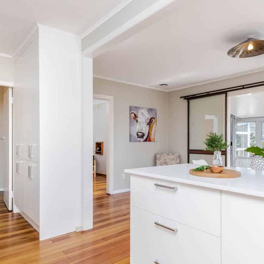 Classic Beauty - Photo 1