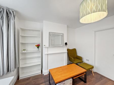 This fully furnished studio room is available in a three-person professional house share, located just off Cherry Hinton Road. The property offers excellent access to Addenbrooke’s Hospital, Cambridge Train Station, and the city centre, making it ideal for working professionals. - Photo 2