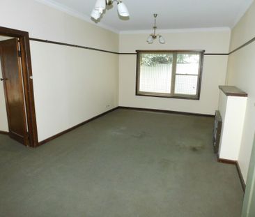 SPACIOUS THREE BEDROOM HOME CLOSE TO SHOPS, SCHOOLS AND TRANSPORT - Photo 5