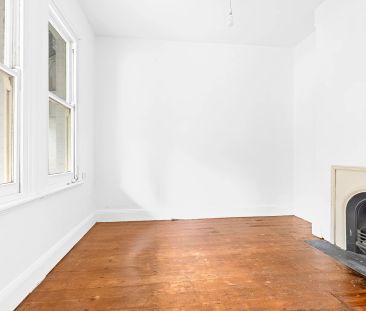 Charming 2 Bedroom Terrace - Photo 1