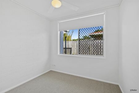 Spacious Four/Five Bedroom Home with Pool in Prime Palm Beach Location - Photo 2