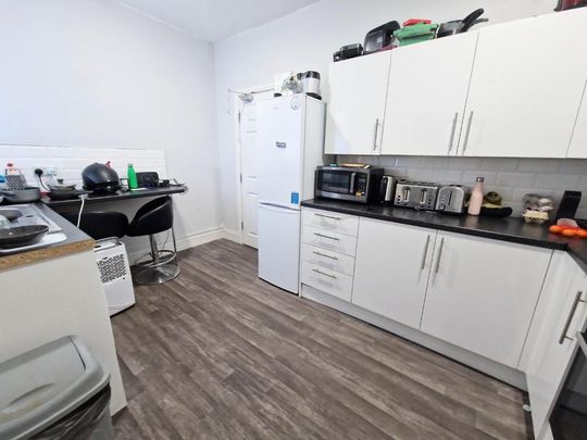 1 bedroom in a house share to rent - Photo 1