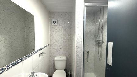 1 bedroom in a house share to rent - Photo 3