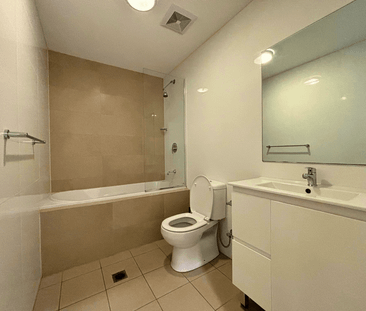 Modern 2-Bedroom Apartment in Prime Liverpool CBD Location - Photo 6