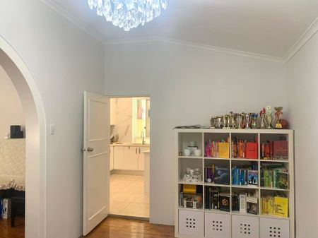 Spacious 4-Bedroom Family Home with Sunroom - Photo 3