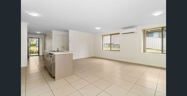 SPACIOUS CAMERON PARK FAMILY HOME WITH GREAT YARD & DOUBLE GARAGE - Photo 1