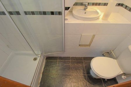 3 bedroom flat to rent - Photo 3