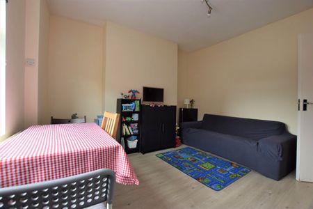 Flat to rent - Camberwell Church Street, London, SE5 - Photo 2