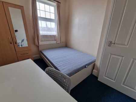 4 Bed Student Accommodation - Photo 3