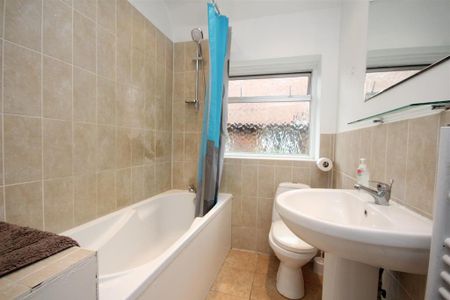 4 bedroom semi-detached house to rent - Photo 5