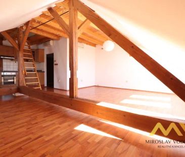 Pronájem atypického podkrovního bytu 2+kk, 65 m - Photo 2