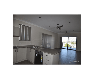 Modern & Low-Maintenance Duplex Living in Prime Manly West Location - Photo 2