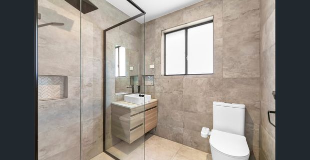 Elegant Family Home in Tranquil Location- 3-4 Bedroom + Parent or Teenage Accommodation - Photo 1