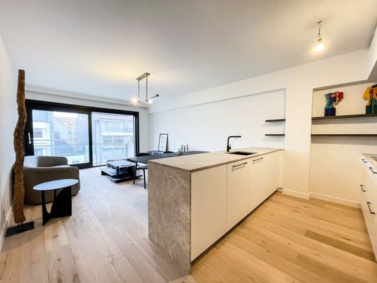 Mooi vernieuwd één slaapkamerappartement gelegen aan de zonnekant van de Lippenslaan. - Photo 1