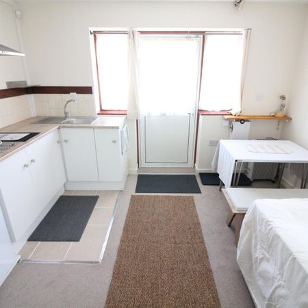 Magdala Road, Isleworth - Photo 3