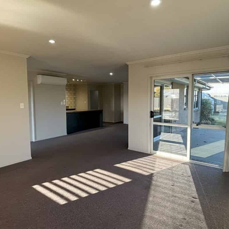 3 BEDROOM - CROMWELL - Photo 1