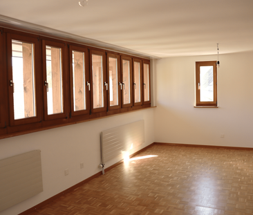 Grosszügige 4.5 Zimmer Wohnung in saniertem Bauernhaus mit Charme - Photo 1