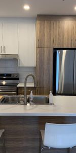 4½ 1 270 pi2 - TOUS SERVICES INCLUS - ASCENSEUR / IMMENSE WALK-IN / 100% BÉTON / THERMOPOMPE - Logement à Granby - Photo 3