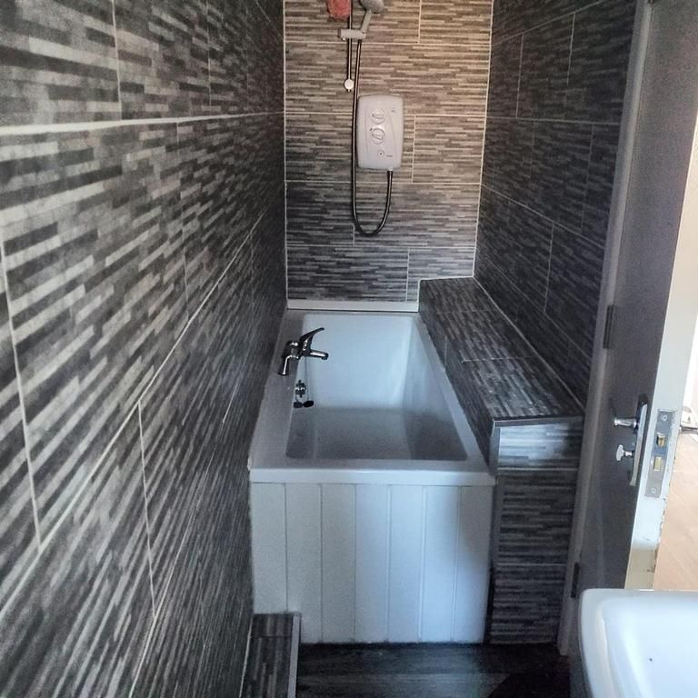 2 bedroom block of apartments to rent - Photo 1