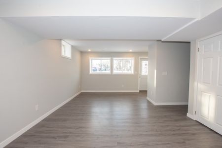 **STUNNING** 2 Bedroom Unit in Welland!! - Photo 3