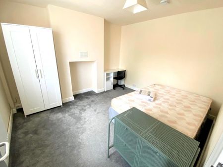 4 bedroom semi-detached house to rent - Photo 2