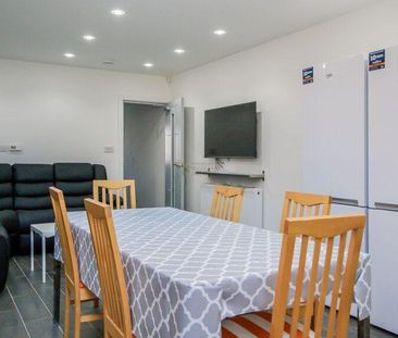 6 bedroom property to rent - Photo 1